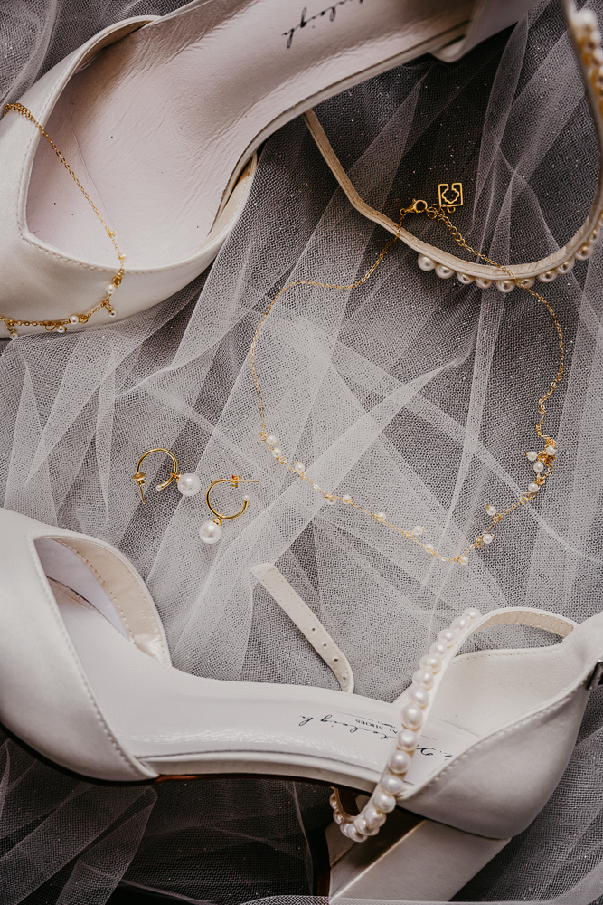 Getting Ready: Das Brautkleid wird geschlossen