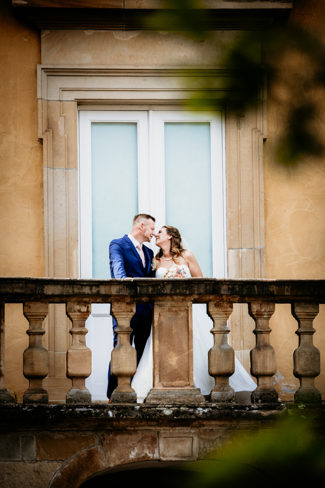 Brautpaar-Shooting: Ausgelassener Moment unter dem Baum