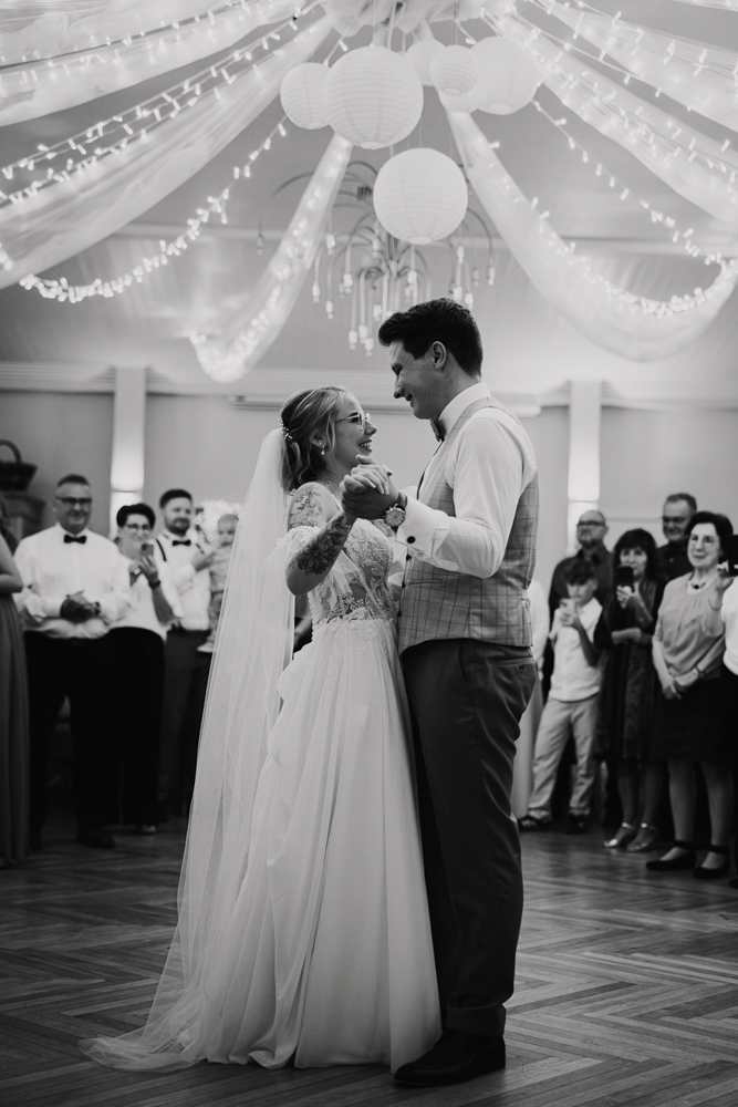 First Dance: Der erste Tanz unter Lichterketten